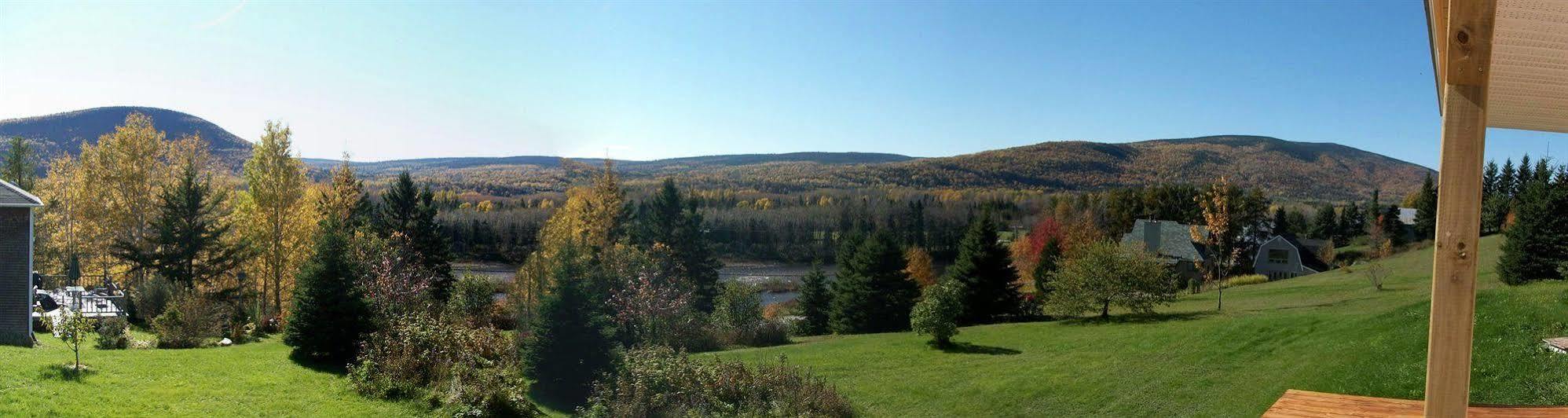 Auberge Du Saumonier Lodge Gaspé Exterior photo